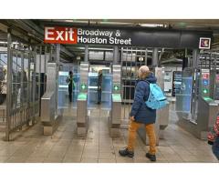 Незнакомец ранил мужчину ножом в метро