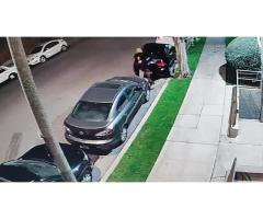 Вандал разбивает автомобили в Лос-Анджелесе