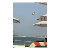 Российские туристы в Дубае продолжают летать на парашюте